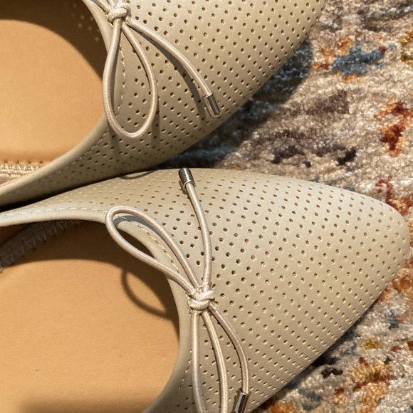 Me Too Pointed Perforated Taupe Flats Size 8 - Picture 4 of 9